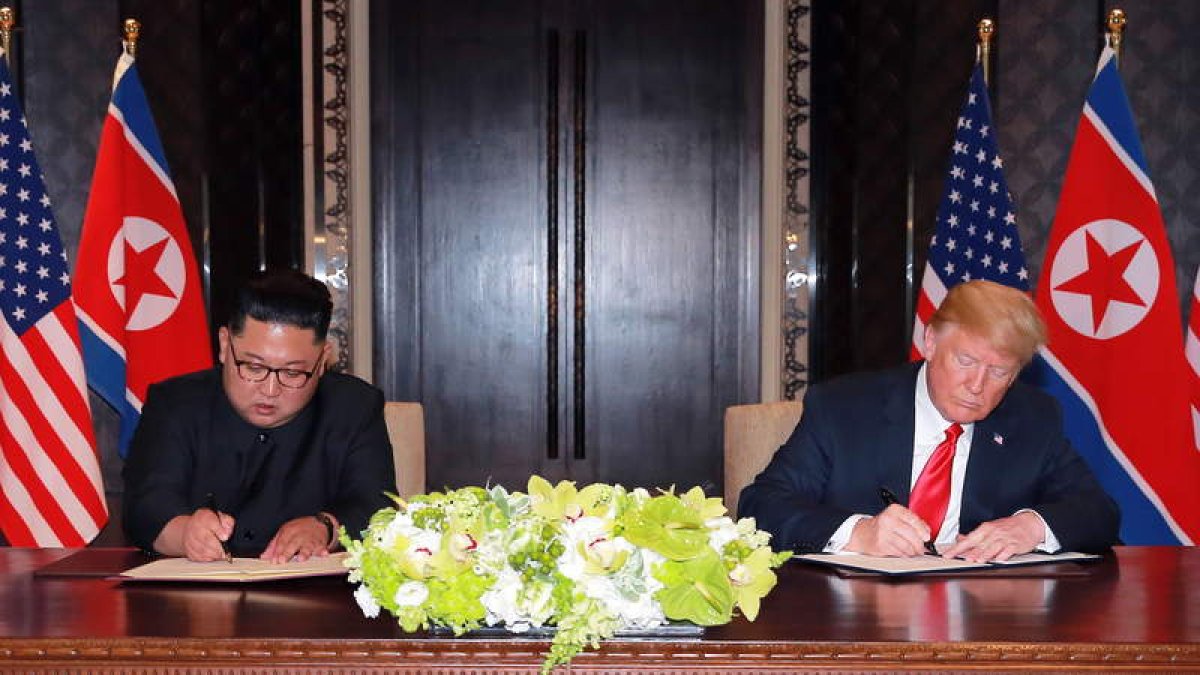 Kim Jong-un y Donald J. Trump firman un documento en la cumbre que celebraron en Singapur. EFE