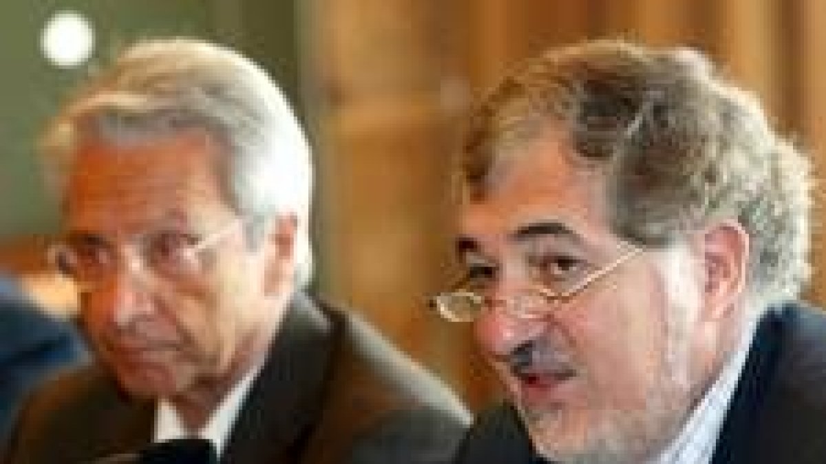 Cándido Conde Pumpido, acompañado del director de Caixanova Julio Fernandez Gayoso, ayer, en Vigo