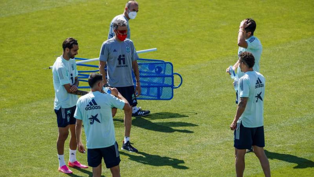 Parte de los ‘jugadores burbuja’ de la selección española, durante el entrenamiento de ayer en Las Rozas a las órdenes de Luis Enrique. PABLO GARCÍA