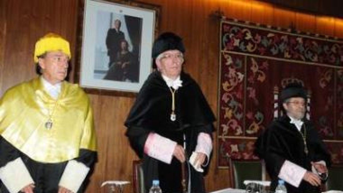 Juan José Mateos, el rector de la ULE, José Ángel Hermida, y el rector de Valladolid, M. Sacristán