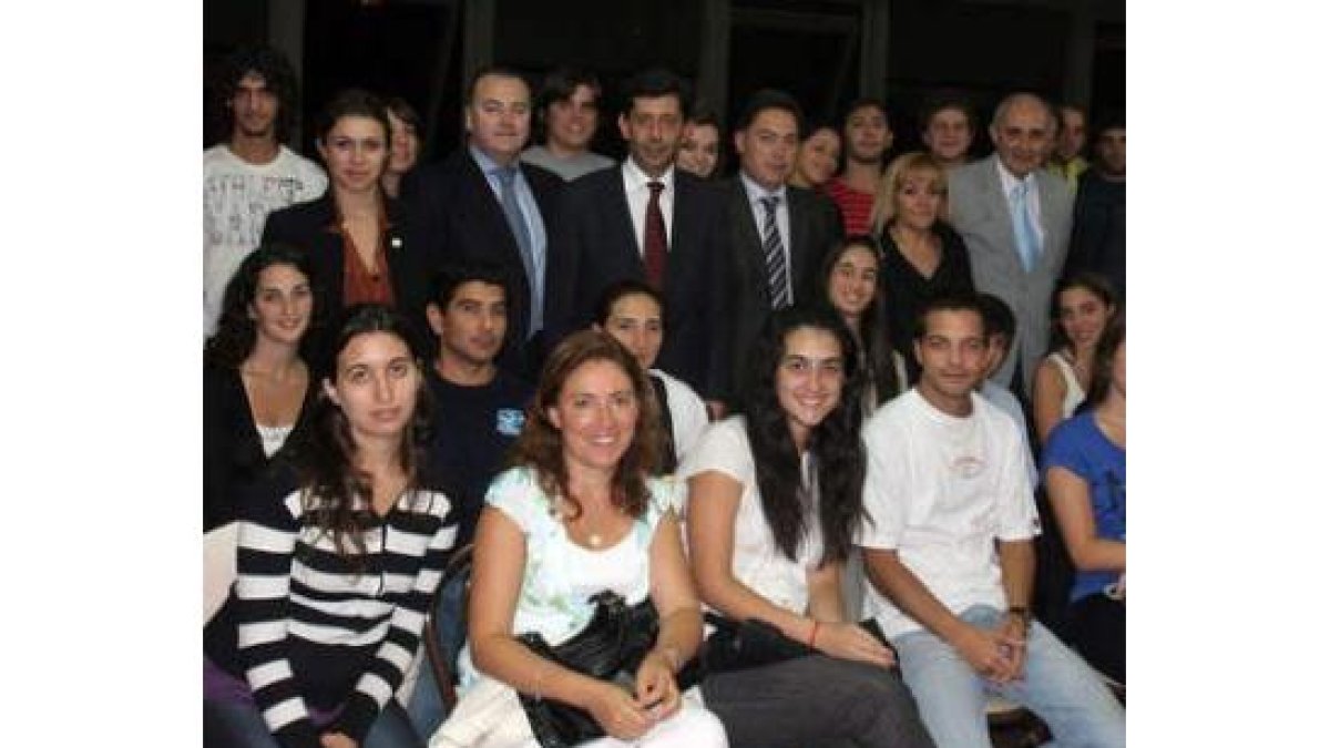 La presidenta de la Diputación, Isabel Carrasco, fue recibida por el intendente de Mar del Plata