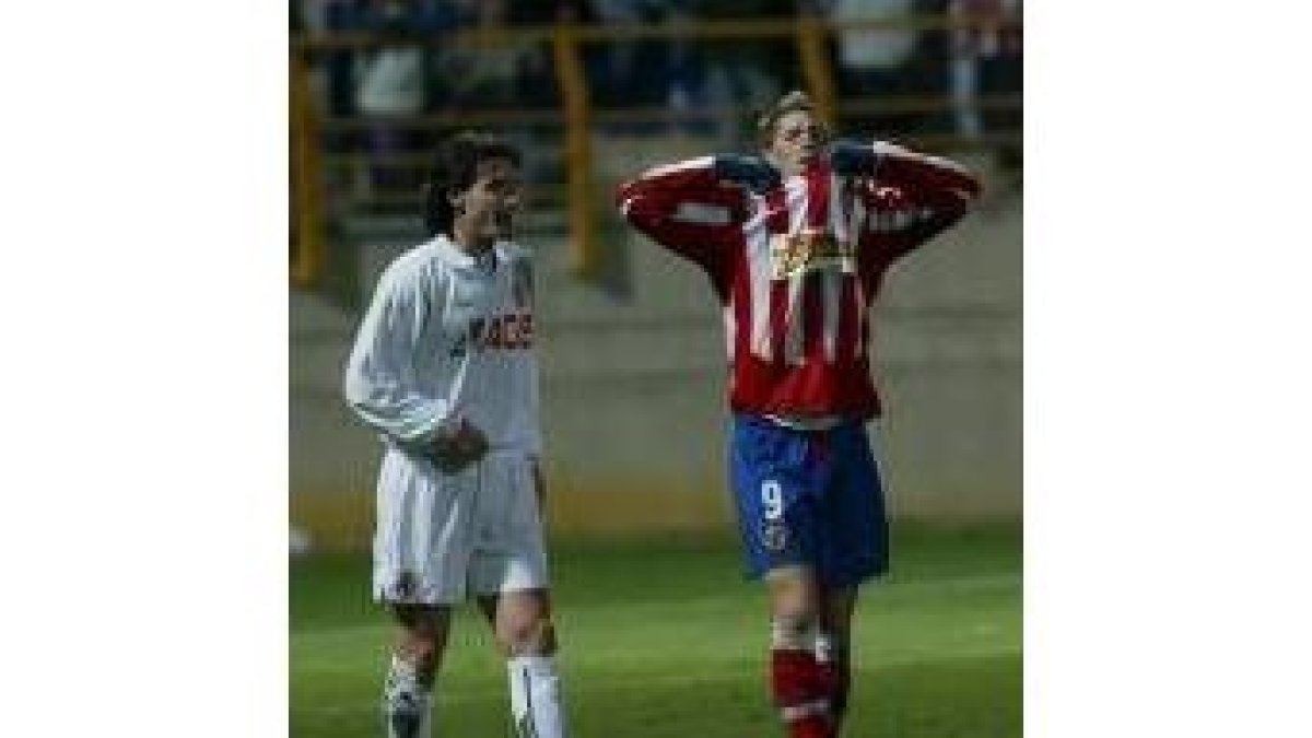Miguel Alfonso, a la izquierda, pidió la camiseta a Torres el año pasado