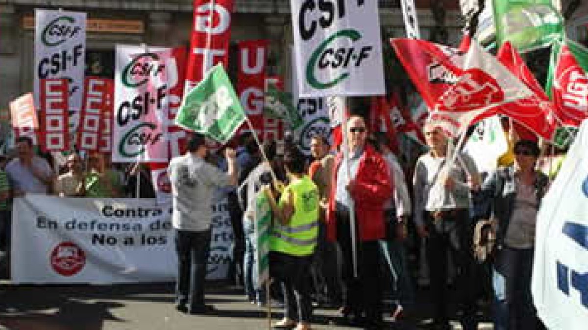 Un momento de la concentración de los funcionarios ante la Subdelegación, antes de iniciar la marcha