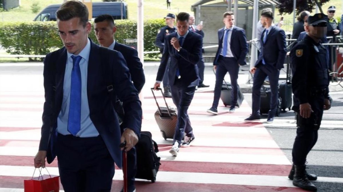 Antoine Griezmann y otros jugadores del Atlético se disponen a embarcar rumbo a Milán, este jueves.