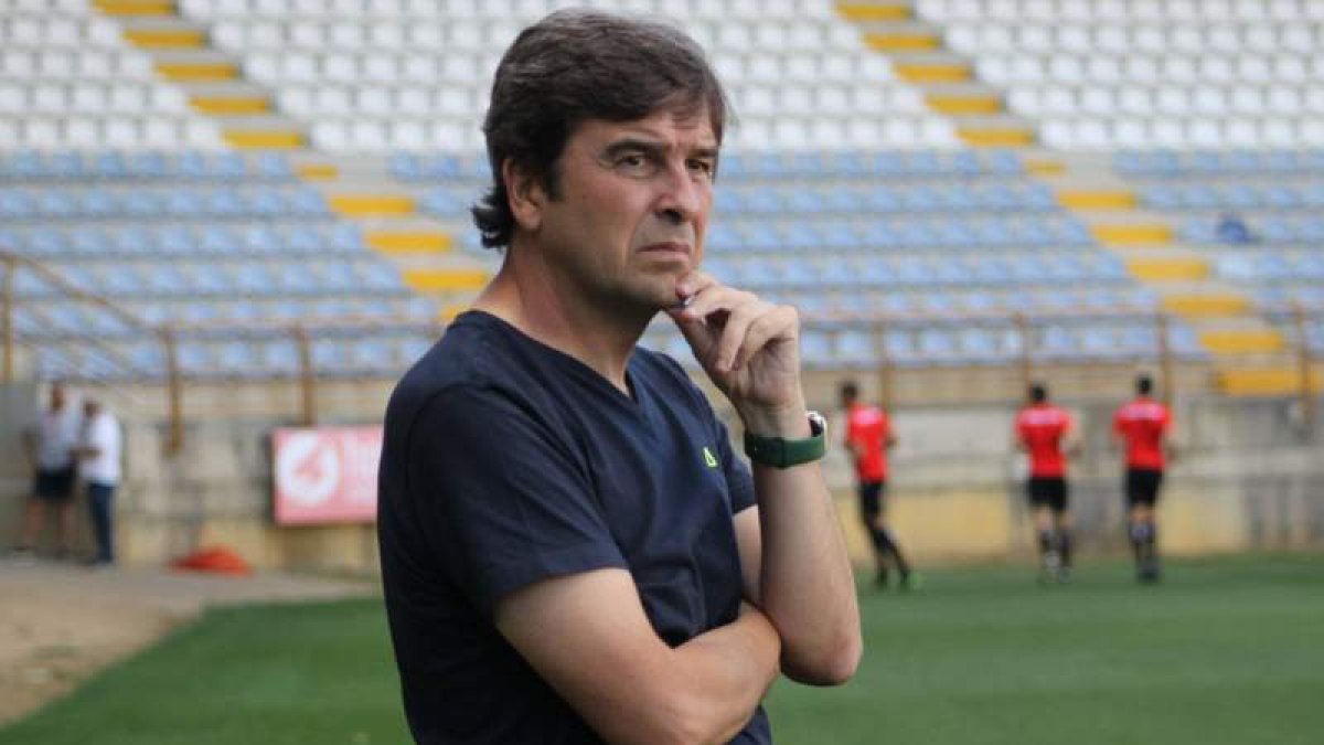 Eduardo Docampo se muestra preocupado tras la primera derrota de su equipo. CYDL