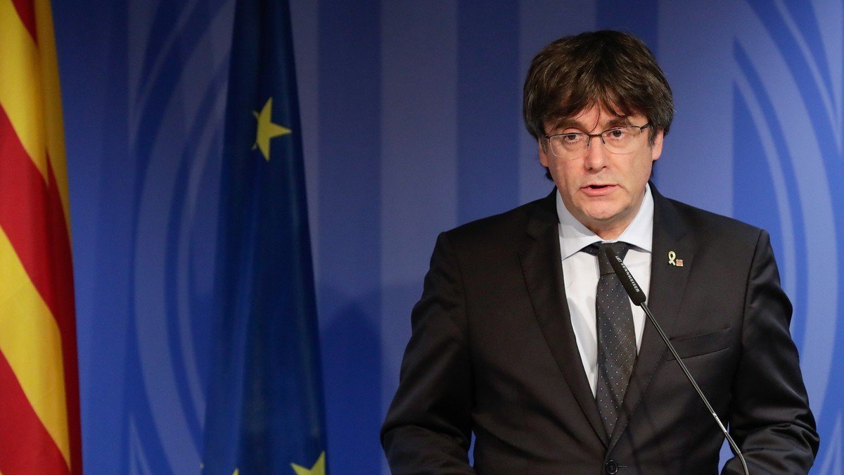 Carles Puigdemont, ayer, durante una conferencia de prensa en Bruselas. STEPHANIE LECOCQ (EFE)