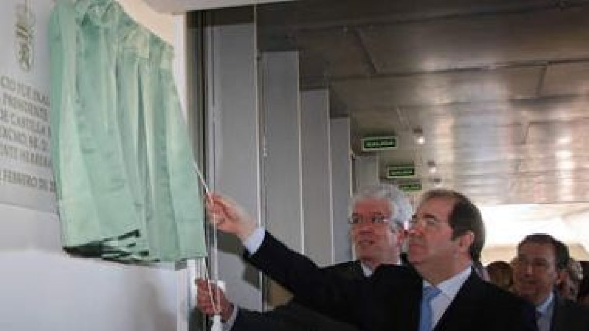 Juan Vicente Herrera descubre la placa conmemorativa del nuevo centro en presencia de Hermida y Mate