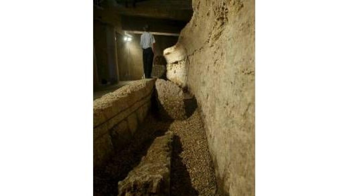 Muro que podría ser parte del anfiteatro, cuando apareció y ya conservado en una cripta