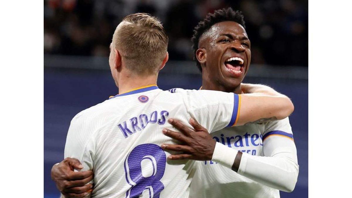 Vinicius recibe la felicitación de su compañero Tony Kroos tras anotar uno de sus goles. CHEMA MOYA