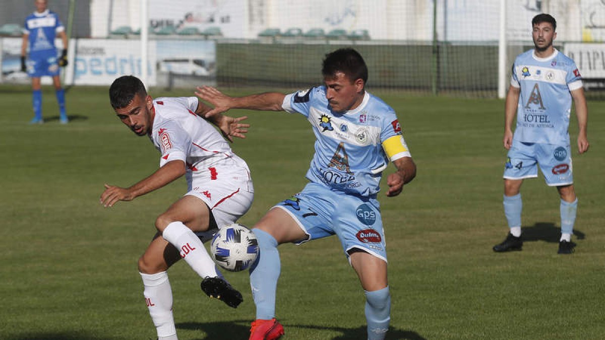 Diego, a la derecha, referente en el Atlético Astorga. FERNANDO OTERO