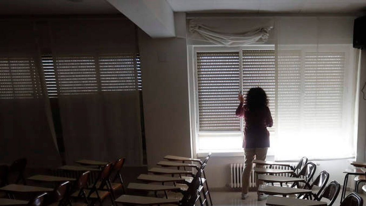 Un docente prepara un aula antes de que los alumnos lleguen. ARCHIVO