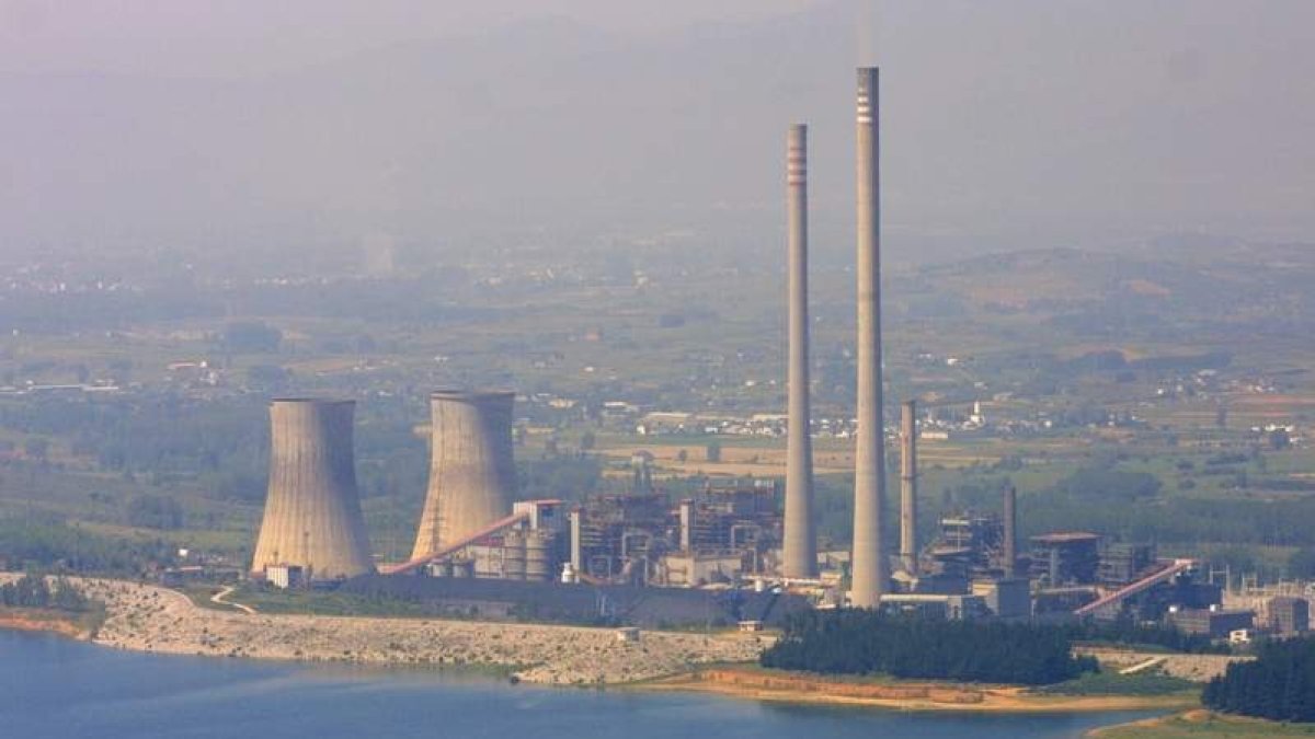 Vista reciente de la central térmica Compostilla II. ANA F. BARREDO