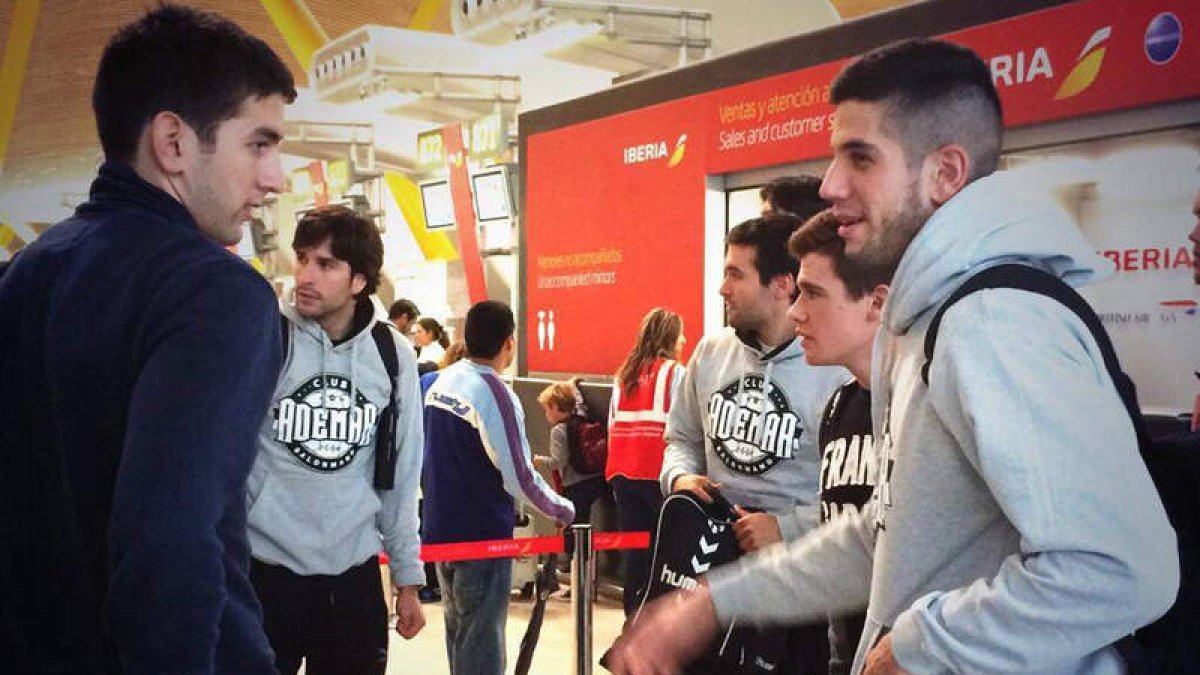 Richi, Carrillo, Mellado y Vejin ayer en el aeropuerto de Barajas antes de embarcar en dirección a Suiza