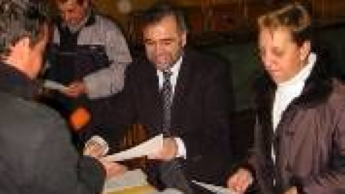 Un momento de la entrega de diplomas del curso
