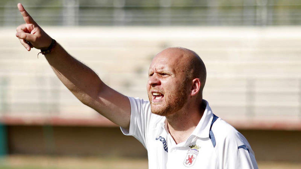 Adrián Benavides en un lance de un partido de la Peña. F. OTERO
