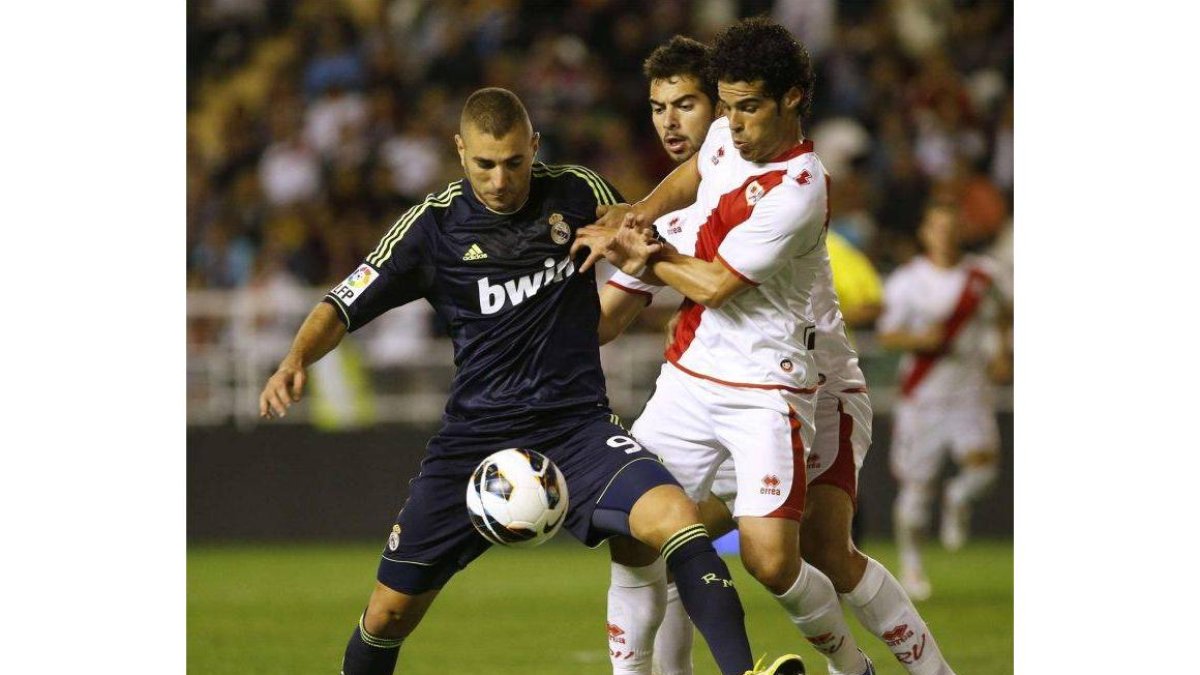 Benzema domina un balón.