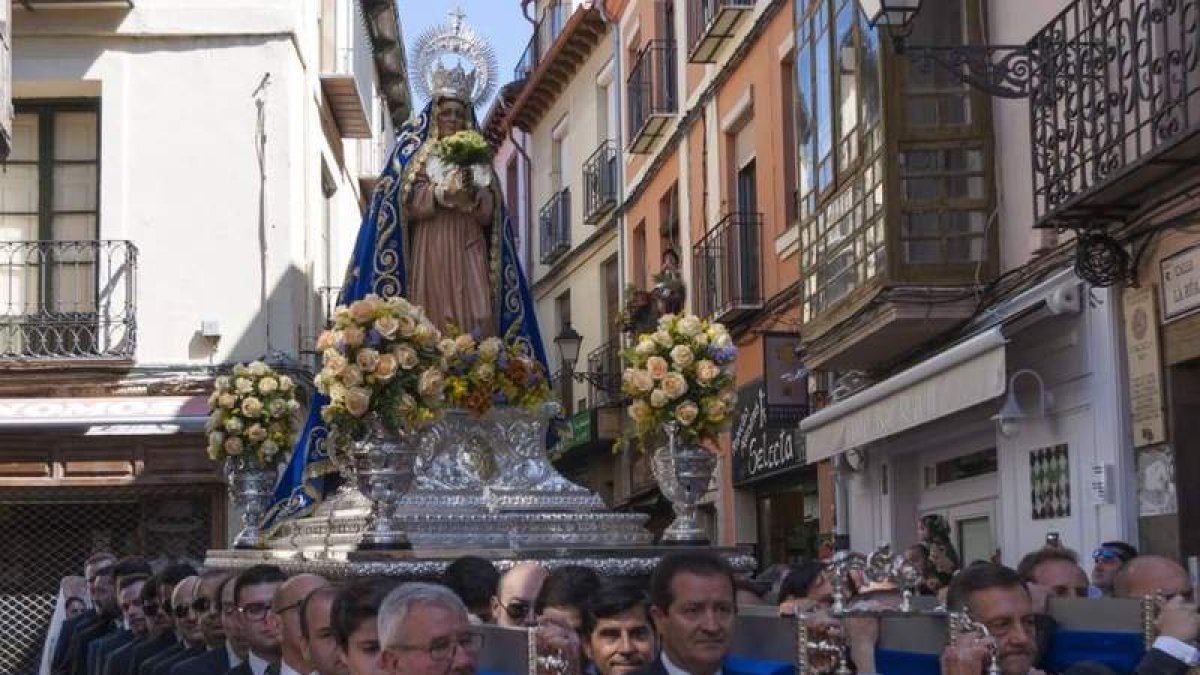 Los hermanos pujaron la imagen por las calles. A. IGLESIAS