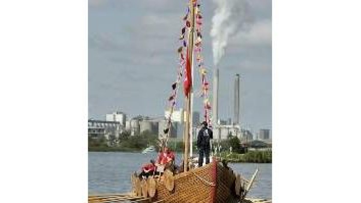 El barco vikingo hecho con palos de helado partió de Amsterdam