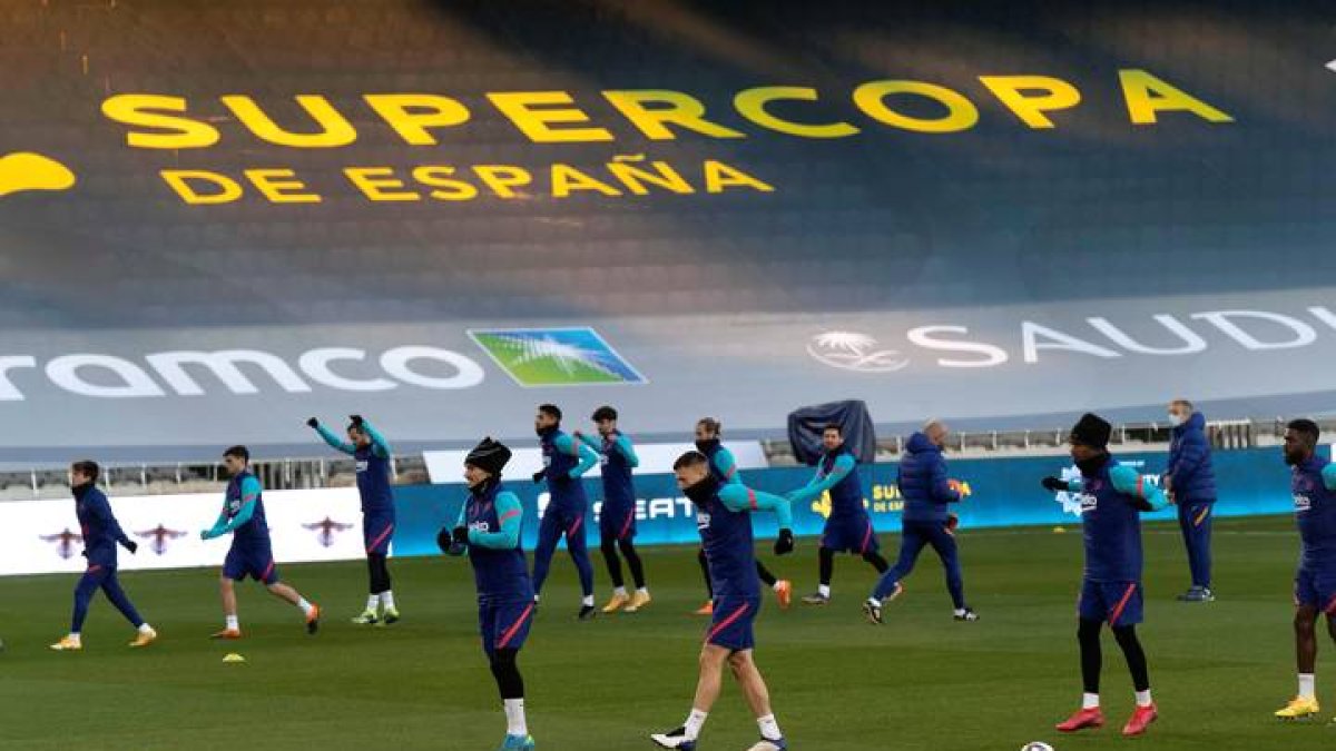 Los jugadores del FC Barcelona durante el entrenamiento del equipo en la víspera del partido ante la Real Sociedad. RAFA ALCAIDE