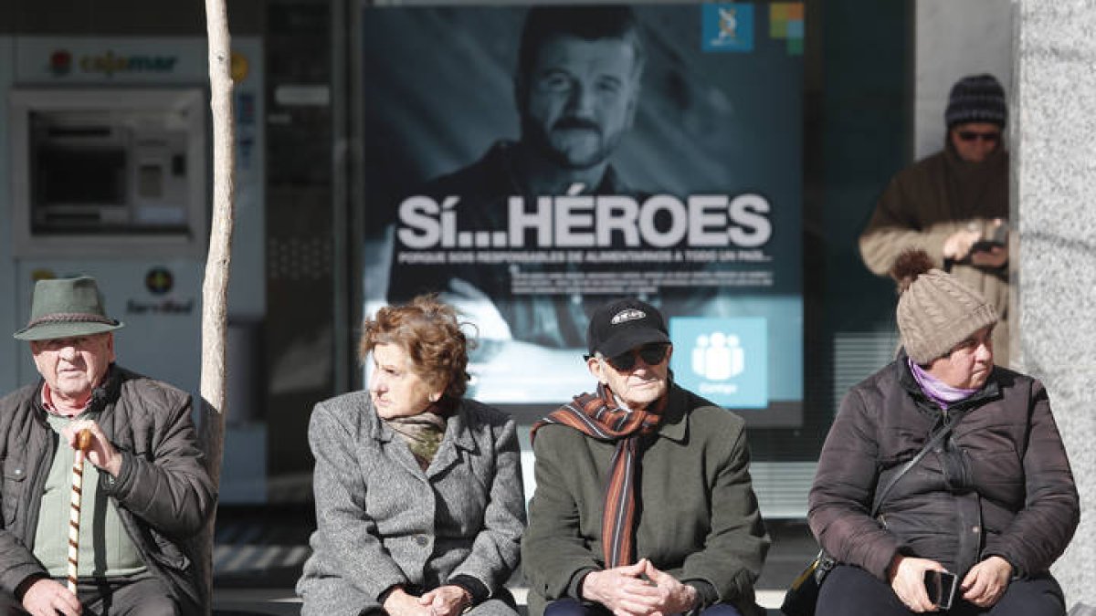 Pensionistas delante de un banco. JESÜS F:SALVADORES