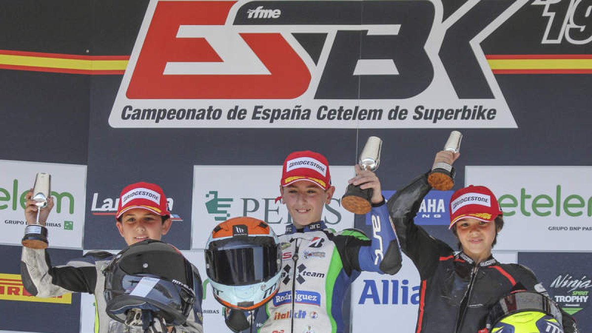 Daniel Domínguez en el centro del podio como triunfador en la carrera celebrada en Jerez. DL