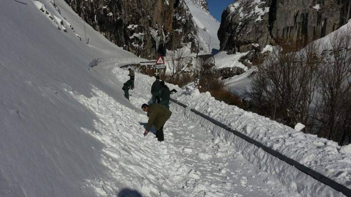 Los agentes retirando nieve en busca del acceso a un pueblo.
