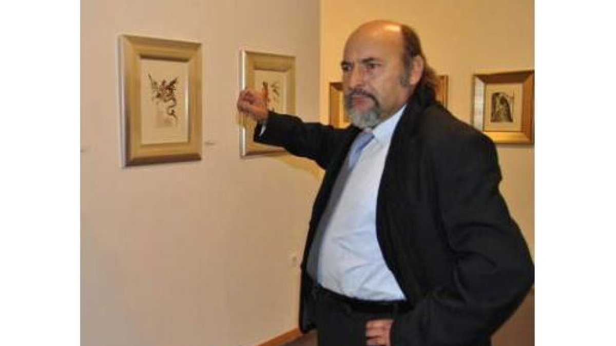 El comisario de la muestra explica uno de los grabados.
