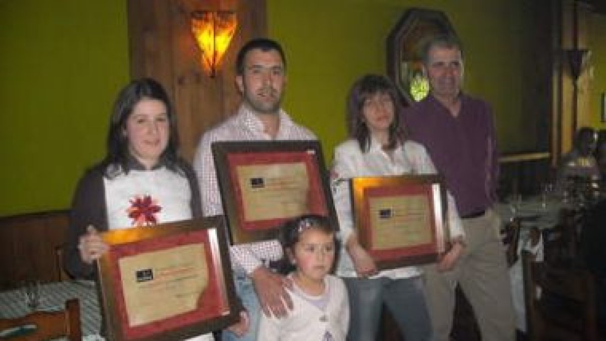 Los tres premiados posan con Antonio Gómez, de Viña Albares