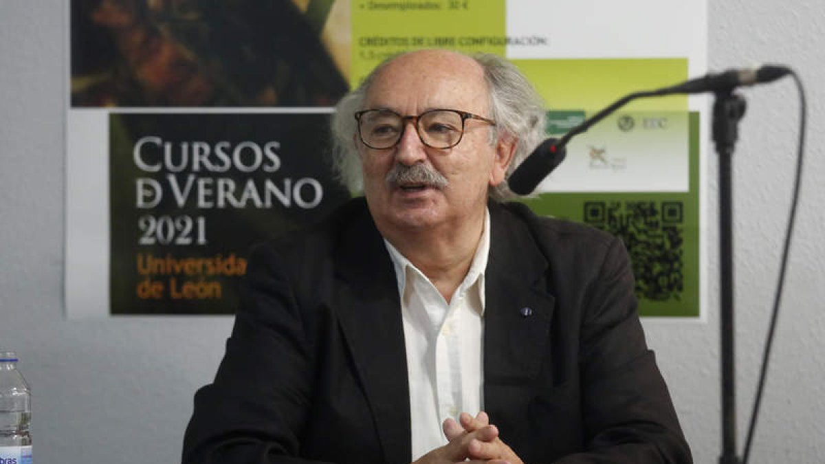 Antonio Colinas en la inauguración del curso de verano de la Universidad de León. FERNANDO OTERO PERANDONES