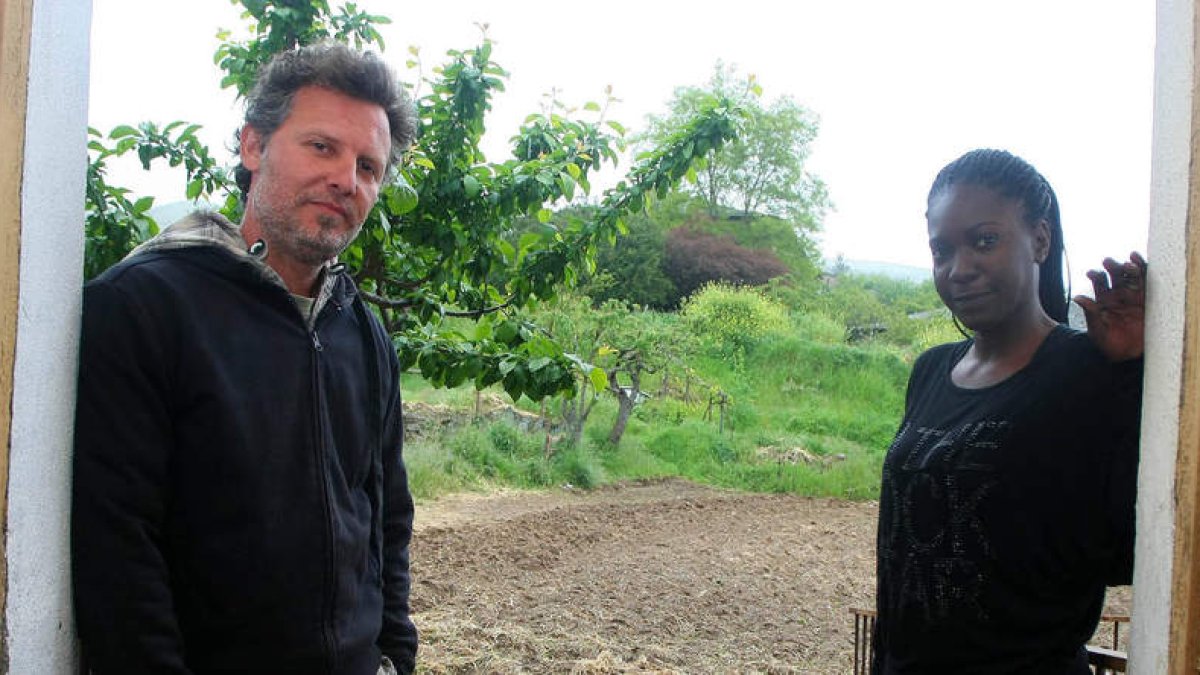 Nicolas de la Carrera junto a su mujer Calixta Attiba, en su casa de Villar de los Barrios.