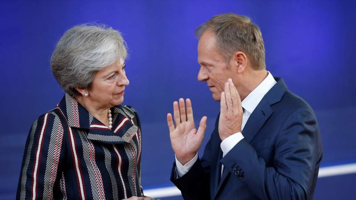 La primera ministra, May, conversa con el presidente de la CE, Tusk, en una imagen de archivo. J. W.