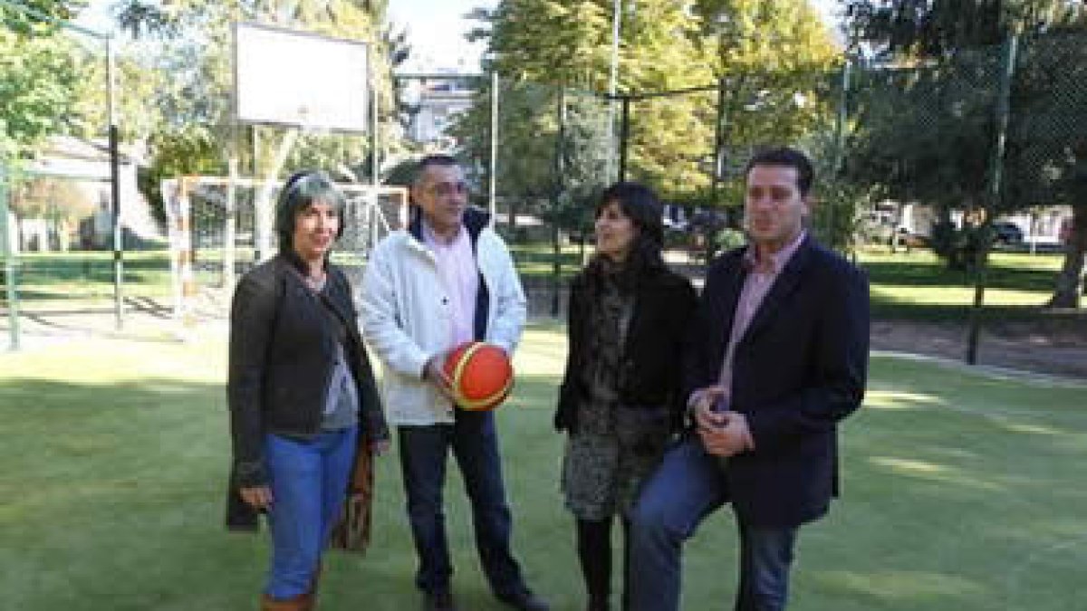 Sánchez y sus ediles en la presentación de una pista.