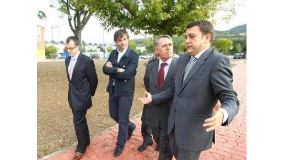 Riesco gesticulaba ayer junto a Álvarez en Compostilla.