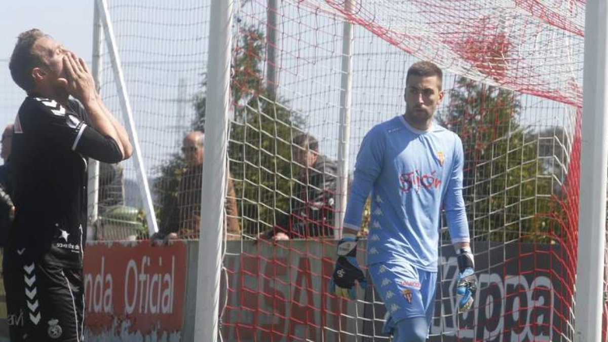 El delantero de la Cultural Isaac Aketxe se lamenta de una ocasión fallada frente al guardameta del Sporting de Gijón B Dennis. PATRICIA BREGÓN