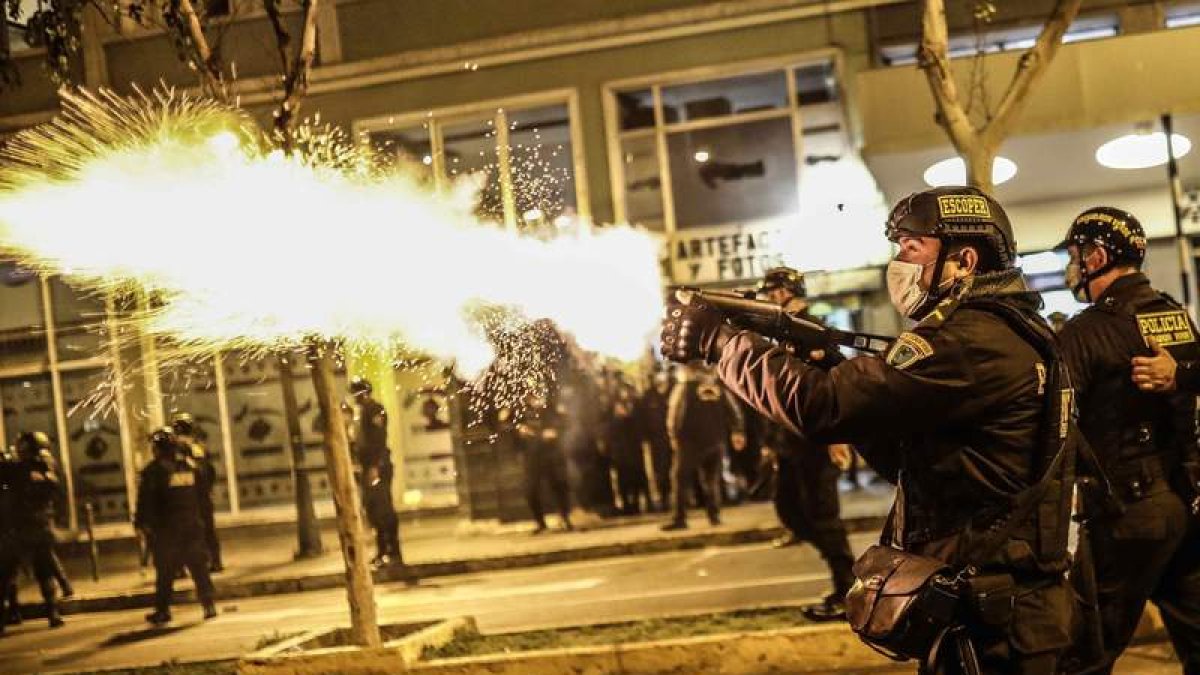Choque entre antidisturbios y manifestantes en Lima. ALDAIR MEJÍA