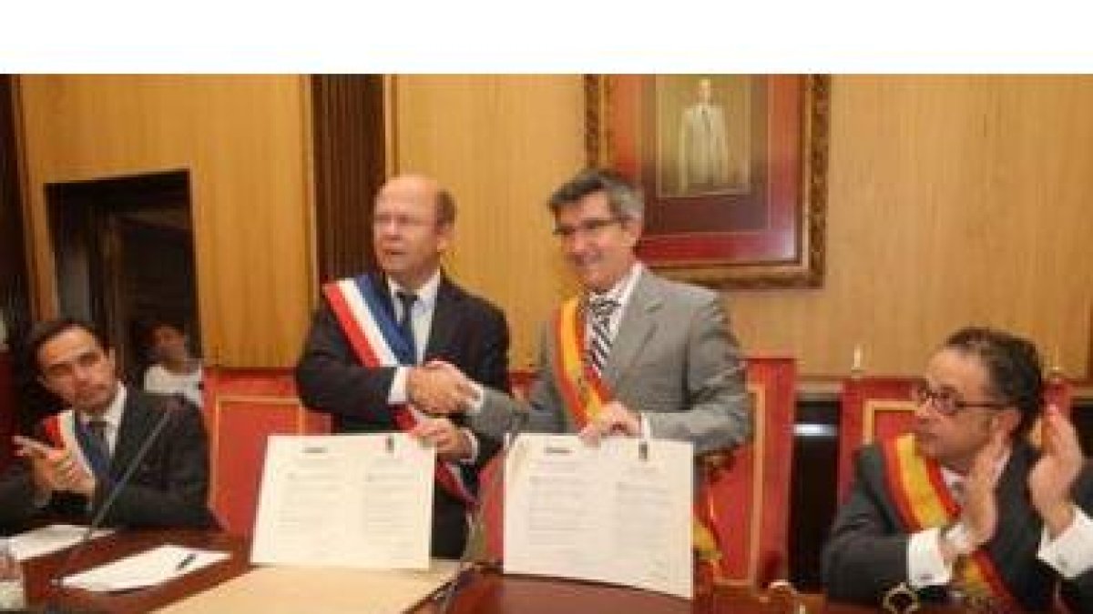 El teniente de alcalde de Chartres, Jean Pierre Gorges, y Francisco Fernández, en el momento de sell