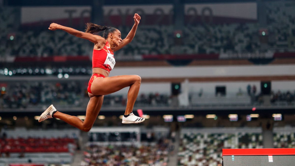 La española Ana Peleteiro bate el récord de España en la final femenina de triple salto durante los Juegos Olímpicos 2020, este domingo en el Estadio Olímpico de Tokio (Japón). EFE/ Juan Ignacio Roncoroni