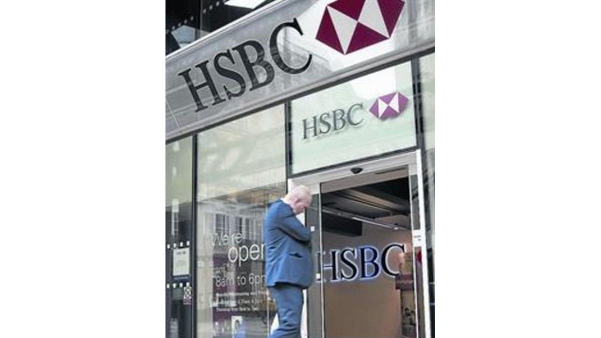 Un cliente entre en una sucursal del HSBC en Londres.