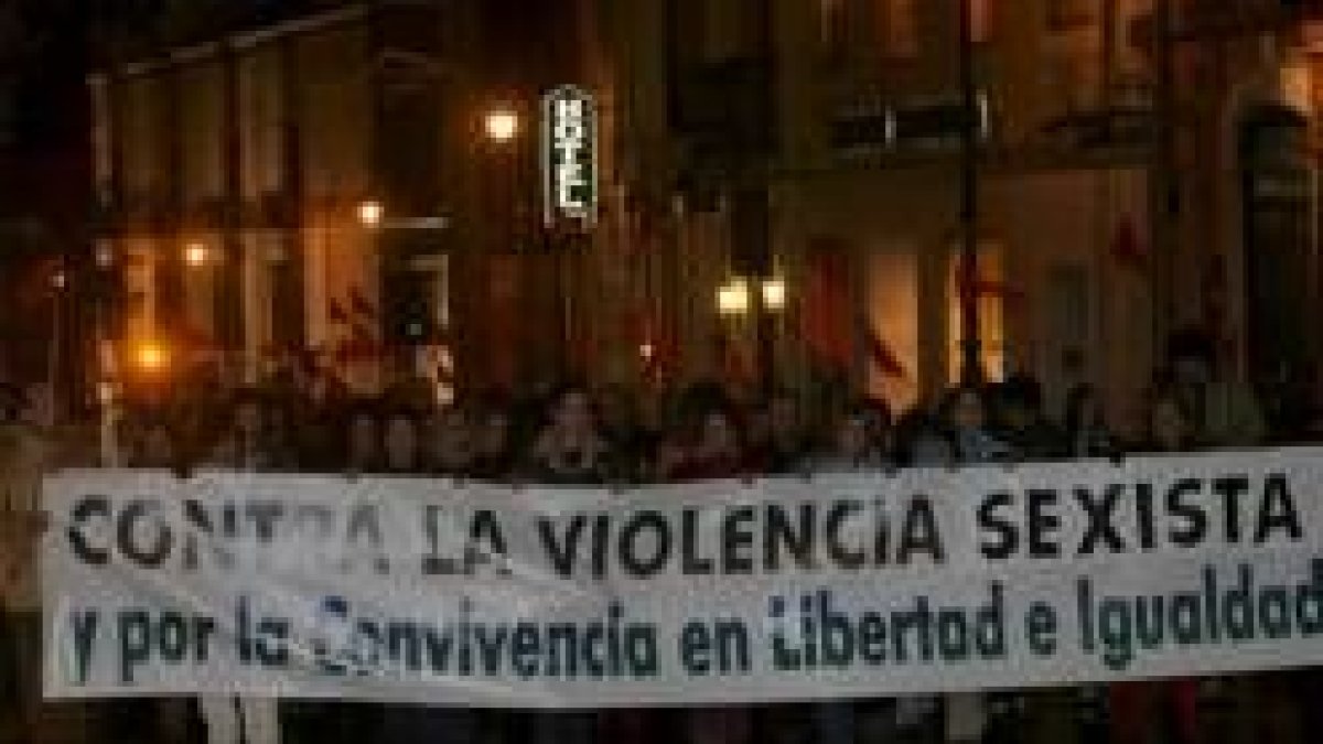 Un momento de la marcha contra la violencia que transcurrió casi en silencio por la calle Ancha