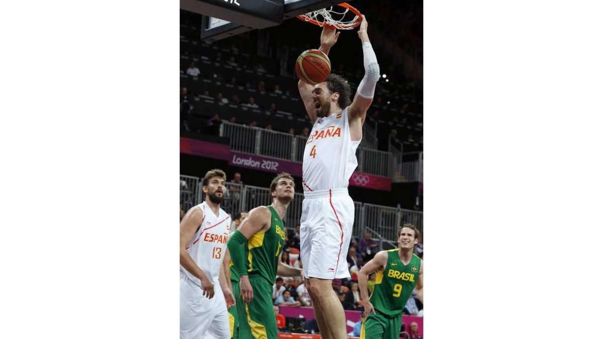 Pau Gasol se cuelga del aro ante la mirada de su hermano Marc y el pívot brasileño Splitter.