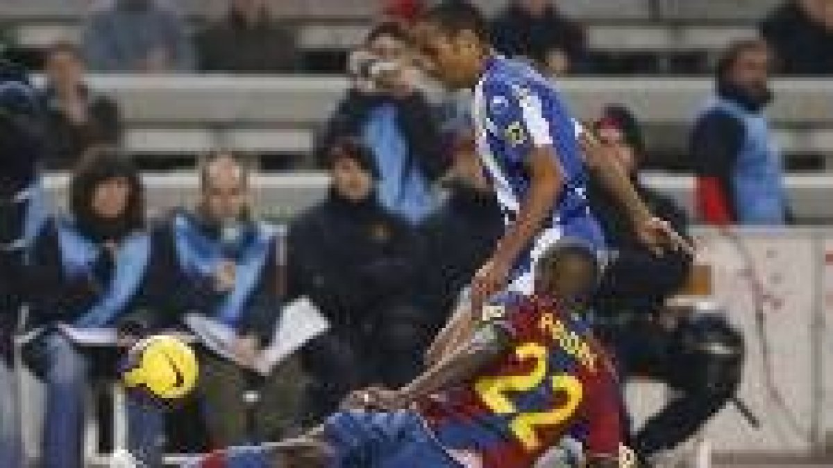 El jugador del Barça Abidal lucha un balón con el centrocampista del Espanyol, el lacianiego Valdo