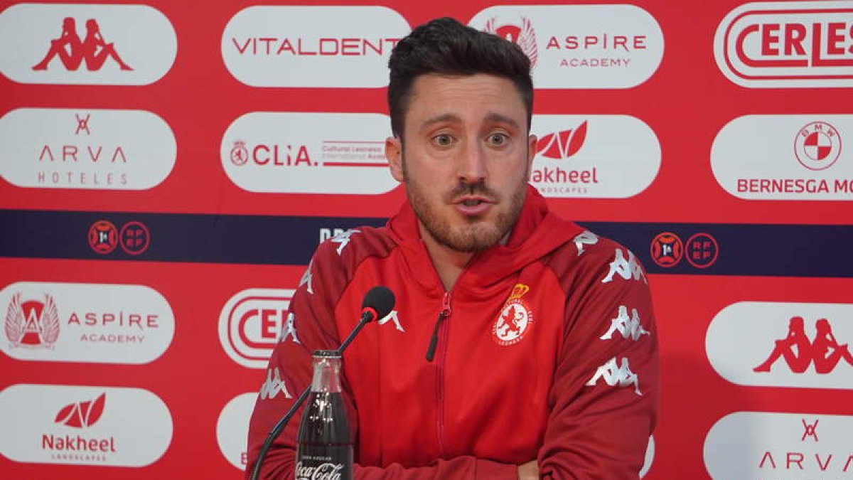 Israel Martínez en su primera rueda de prensa como entrenador de la Cultural. J. NOTARIO