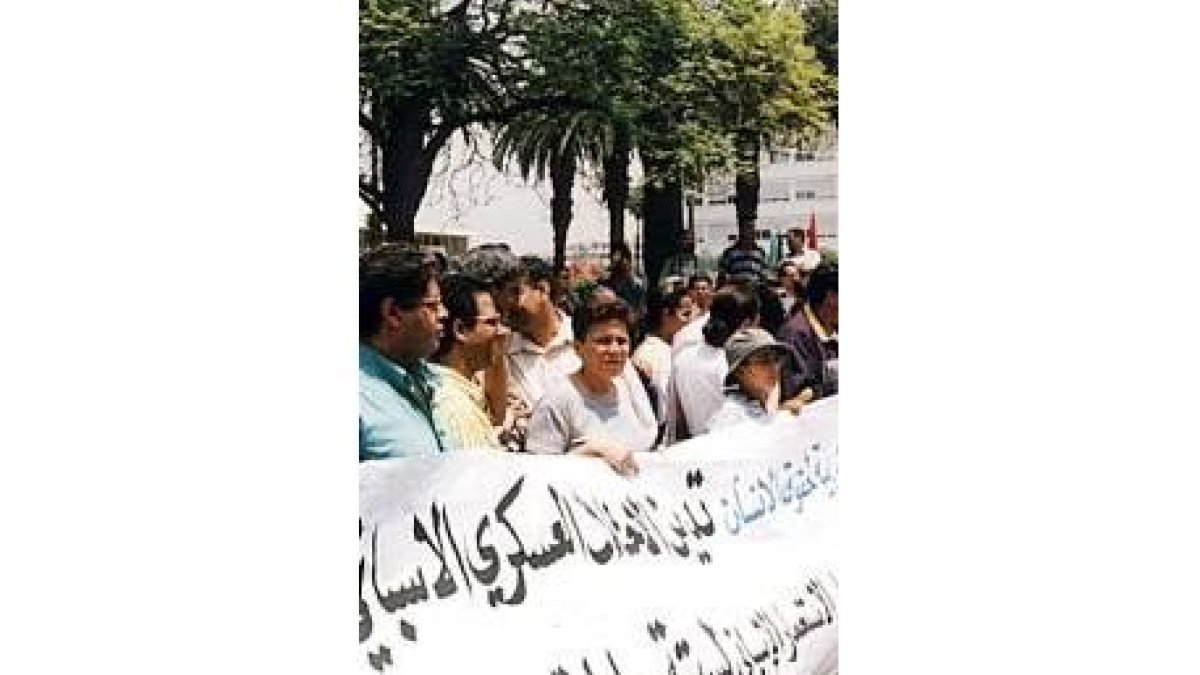 Un grupo de personas protestó ayer en Rabat por la respuesta española