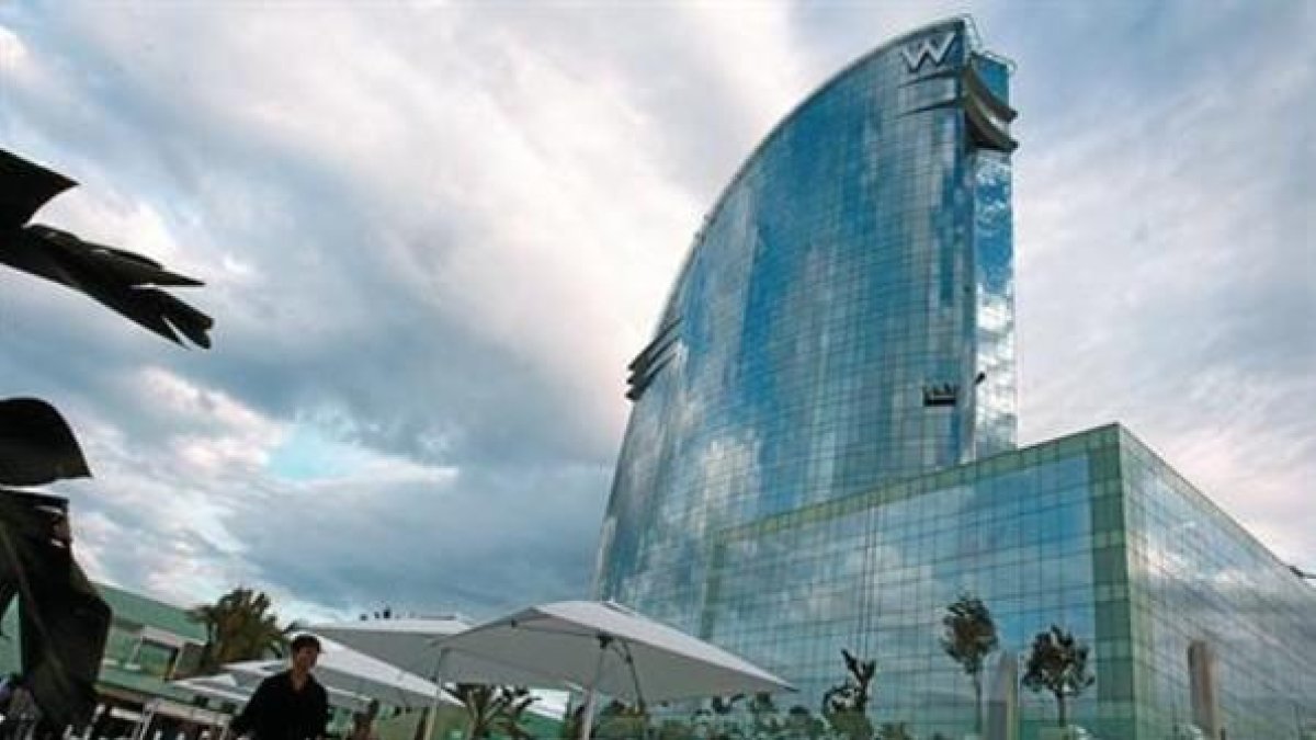 El Hotel W, más conocido como Hotel Vela, en la Barceloneta.