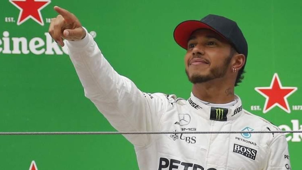 El británico Lewis Hamilton feliz en lo más alto del podio tras ganar el GP de China.