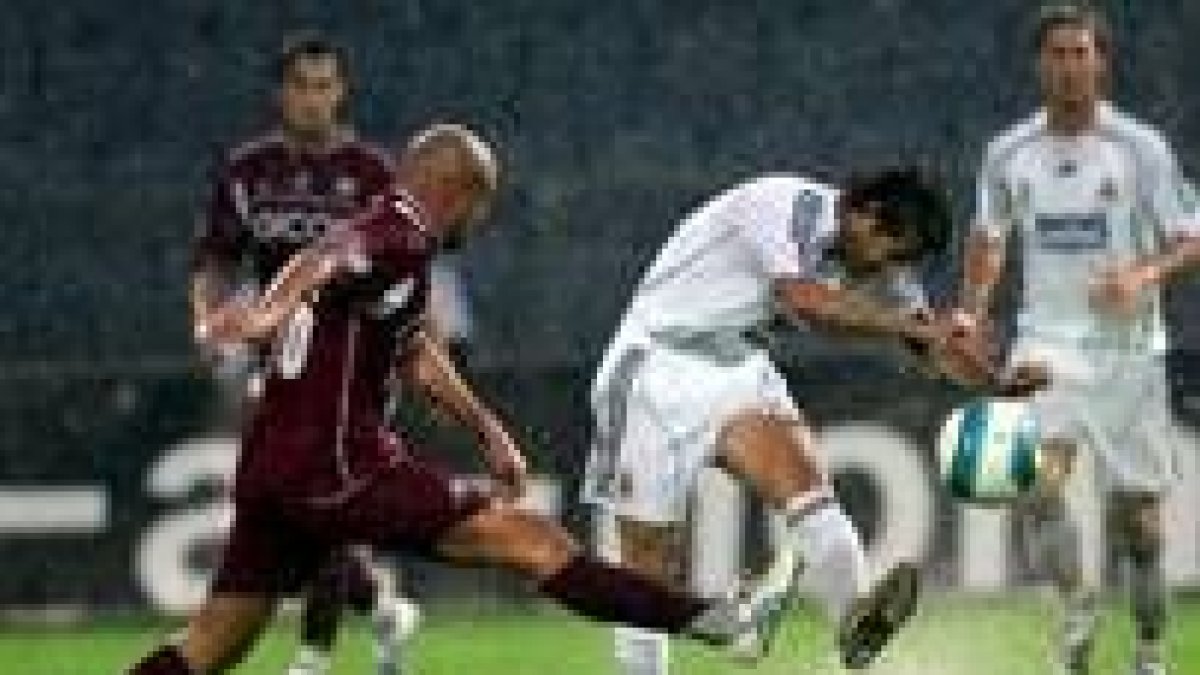 Raúl, a la derecha, chuta el balón ante la presión de Daniele Amerini, jugador del Reggina Calcio