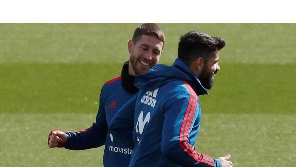 Sergio Ramos y Diego Costa conversan durante el entrenamiento de la selección.