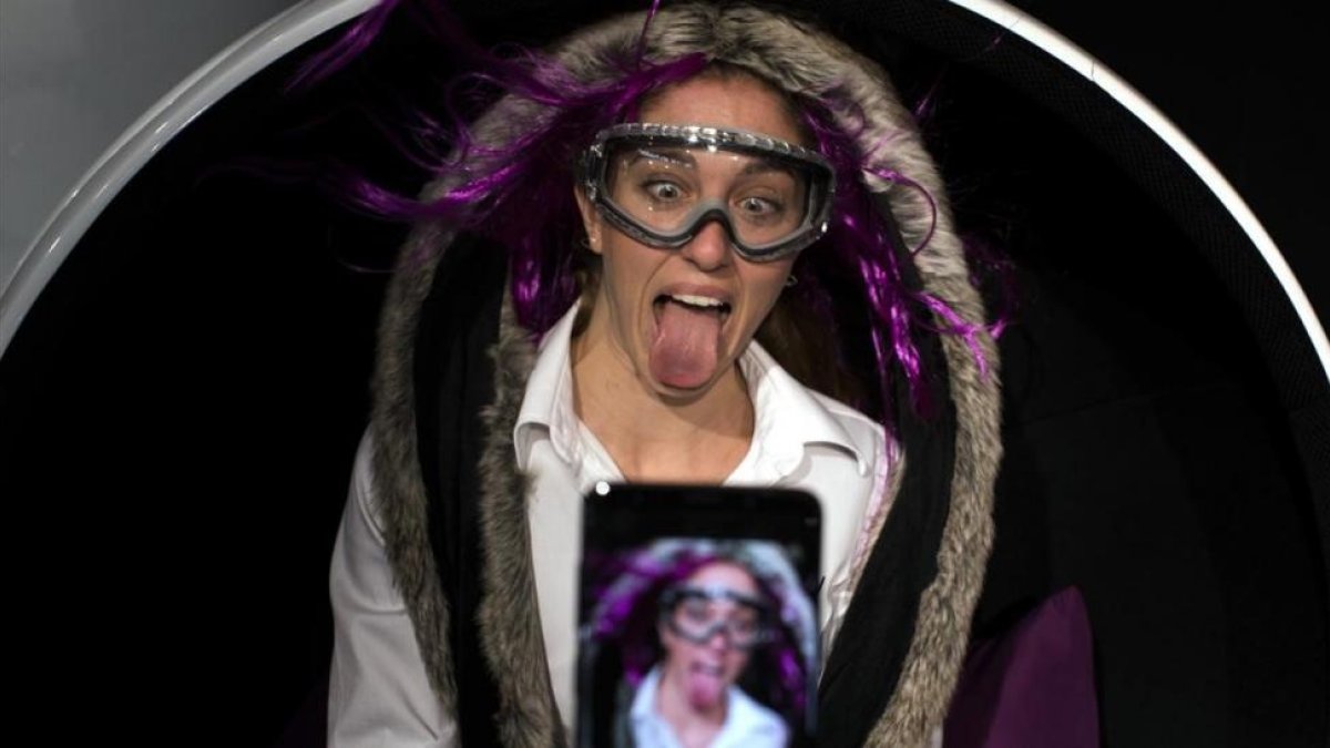 Una chica se hace un selfi con el nuevo Samsung Galaxy 9, en el Mobile World Congress, este lunes