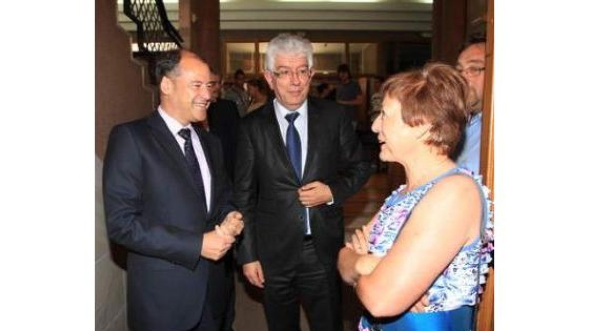 Los rectores de Vigo y León, ayer con Conchi López.