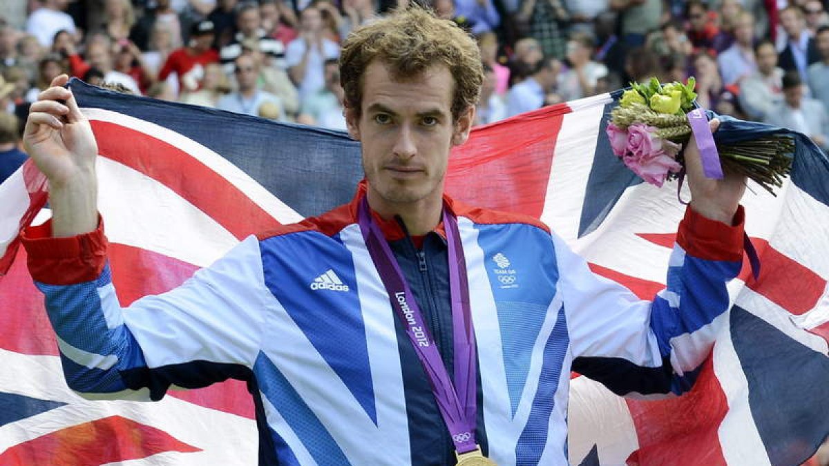 El escocés Andy Murray con la bandera de Gran Bretaña y su recién conseguida medalla de oro al cuello.